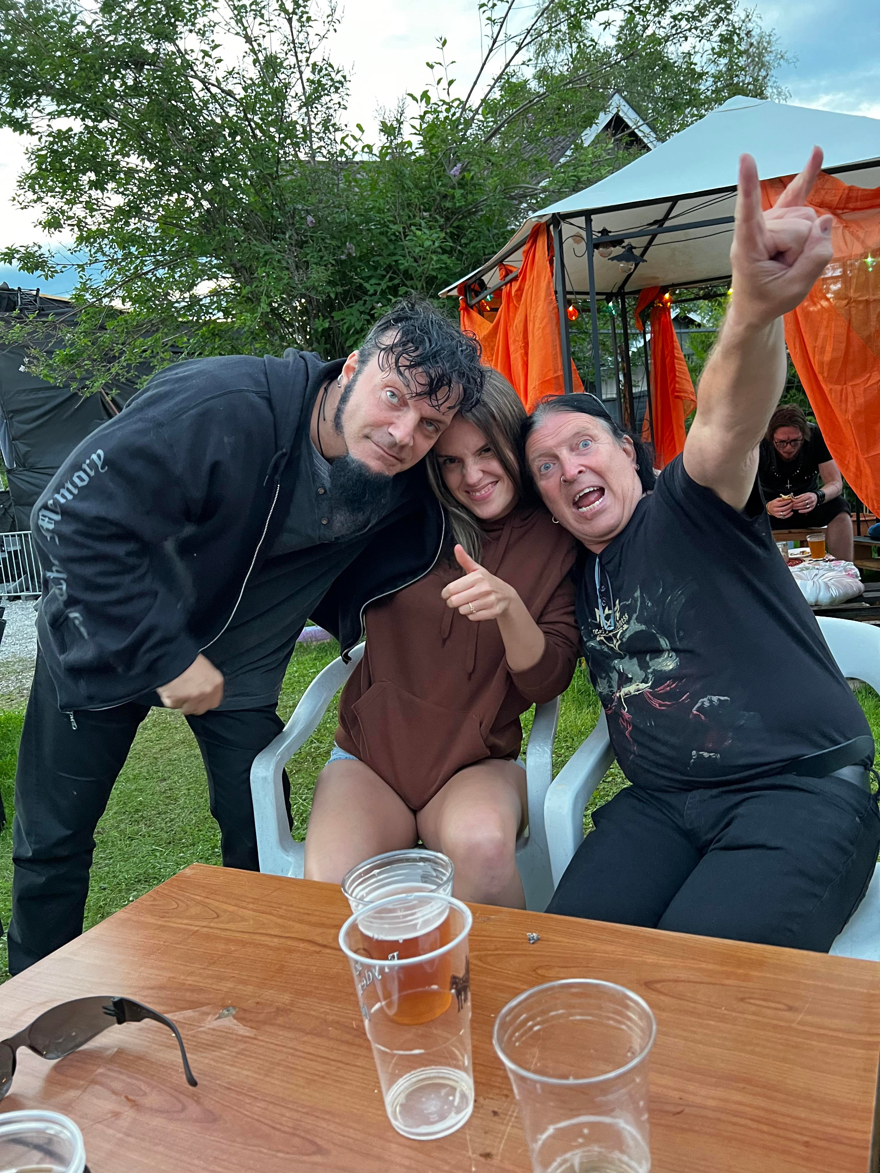 Ingar Og Andre Med En Fan Garasjefestivalen 22 Foto Arve Oset